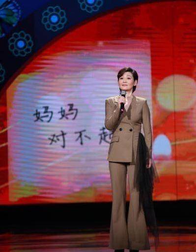 脸部53岁徐帆喜欢大浓妆扮年轻,害怕老去反而更显老,脖颈纹很真实