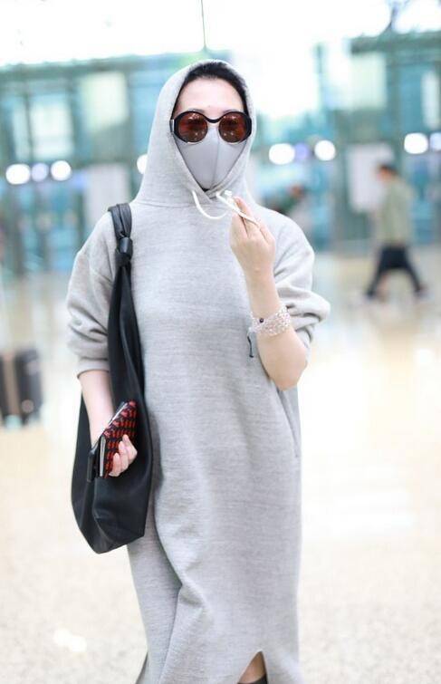 身材 许晴活成了60后骄傲,穿卫衣裙身姿仍曼妙,没生过娃就是苗条