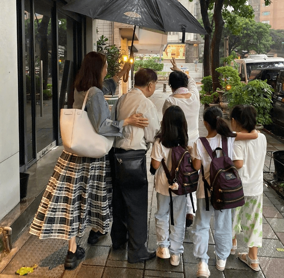 长发 48岁黎姿大秀美背身材好，露肩吊带配长发，气质比20岁姑娘还好