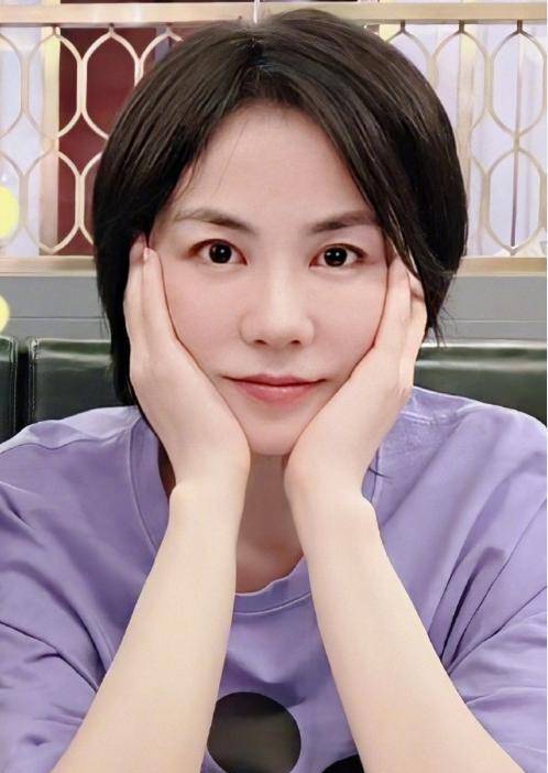 李嫣 王菲给二女儿庆生！一头短发穿紫色T恤，51岁年龄美回21岁模样了