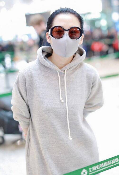 身材 许晴活成了60后骄傲，穿卫衣裙身姿仍曼妙，没生过娃就是苗条