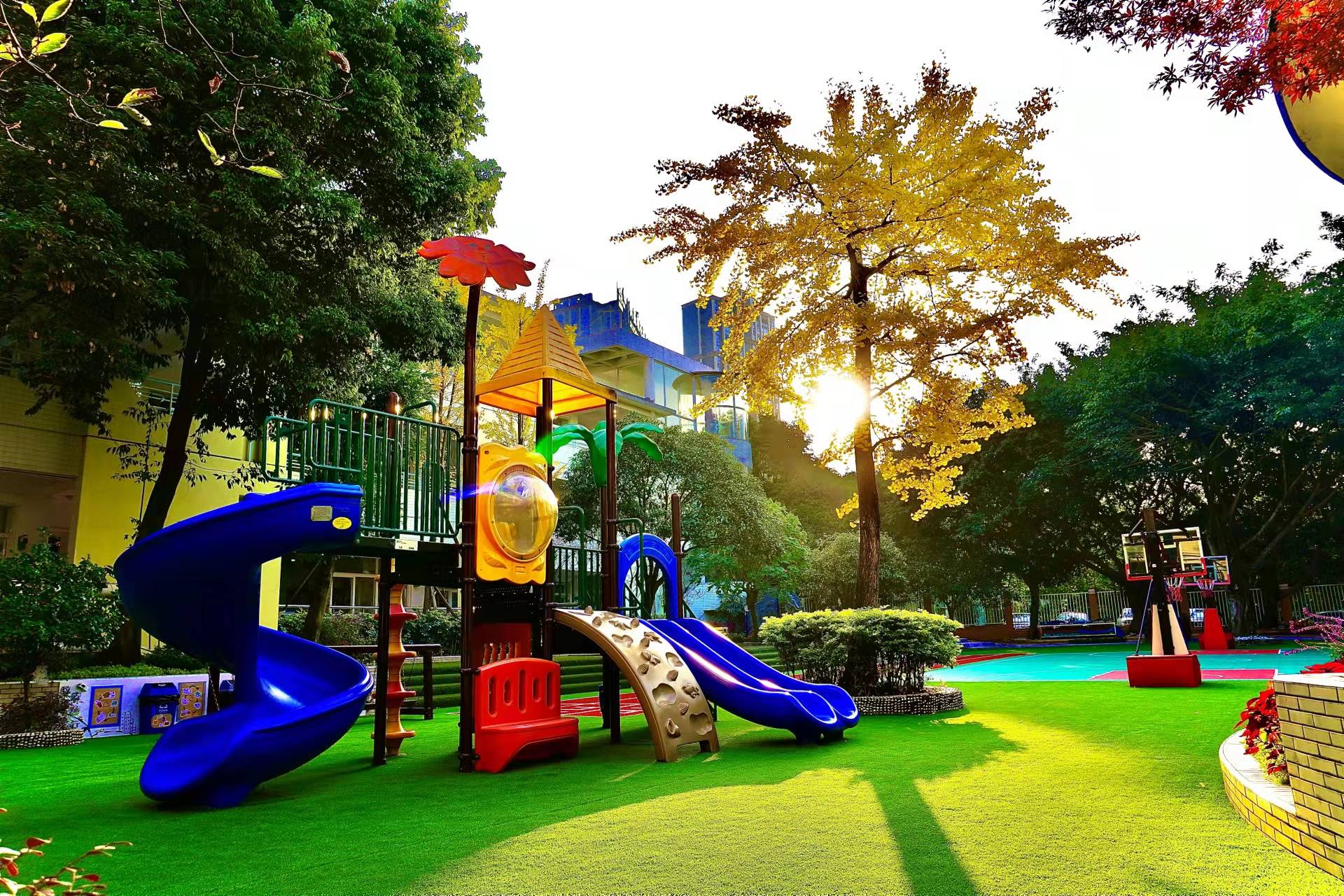 树基城花幼儿园//在美丽的万科城市花园里,坐落着一所承载着百年