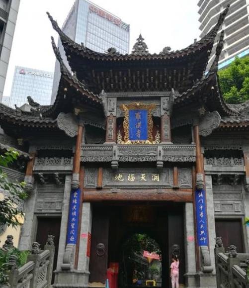 藏于重庆闹市中的寺庙，门票仅10元，《疯狂的石头》曾在此取景