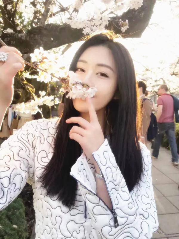 仙女 “人间芭比”汤晶媚 穿白色礼服裙如仙女 开“缝”设计显别致