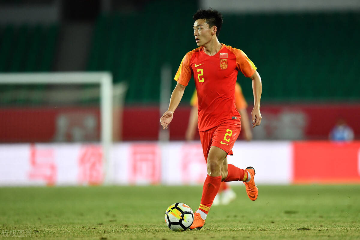 国足右后卫或有新收获大连右后卫攻守兼备能否受青睐或是下届首选