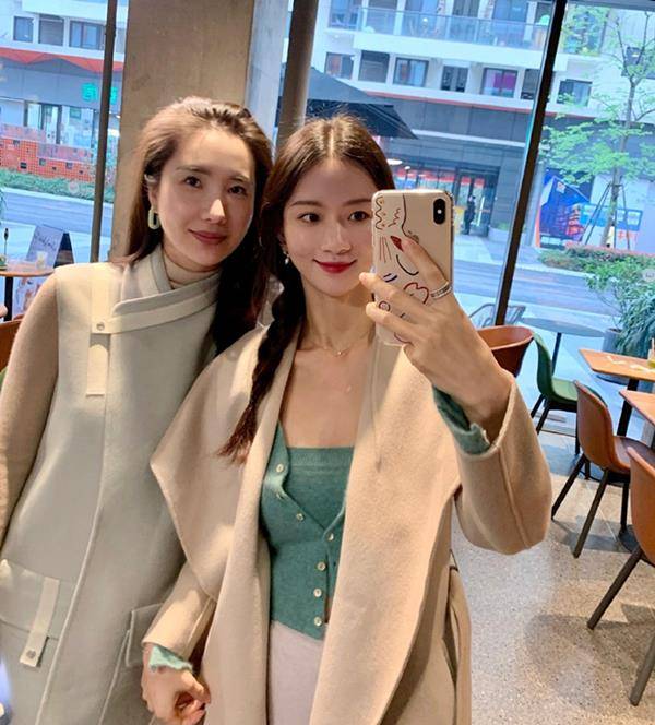 蒋凡出轨被罚后首现身,独自带娃落寞吃火锅,张大奕近照不受影响_花花