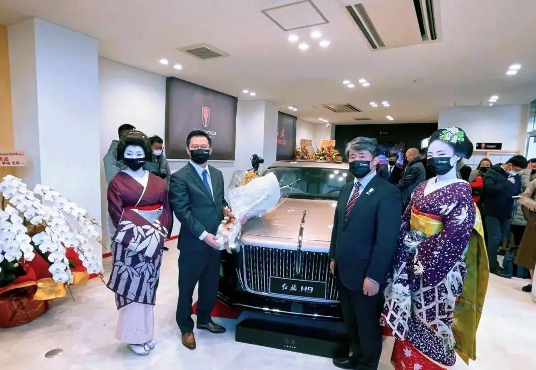 开业当天举办了隆重的开幕仪式,现场还有聘请了日本特色的艺伎站在