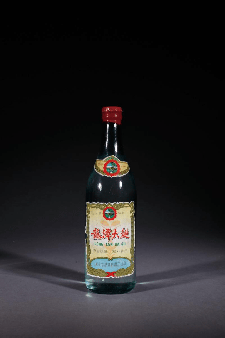 九龍醉酒九龍醉酒質清澈透明,喝起來芳香濃郁,入口清香,口感綿柔舒爽