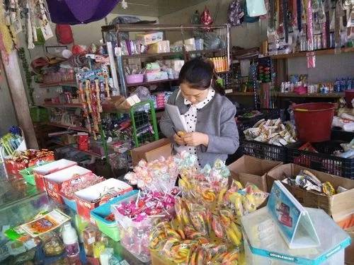 食品|中小学小卖店被责令取缔,家长有赞同有不解:校外店铺也该管管!