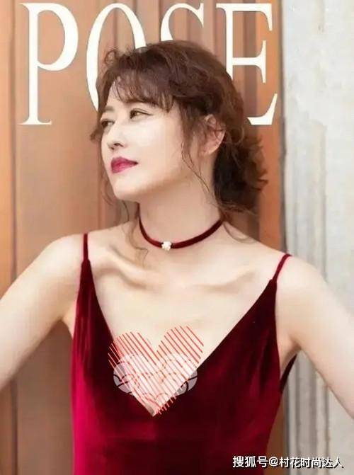 是一种 54岁周海媚不显老 穿深V吊带裙秀身材 “巨形”锁骨轻松抢镜