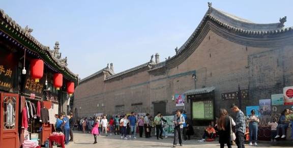 平遥古城的蜡像馆25元一位，只有门口的“赵本山蜡像”免费参观！