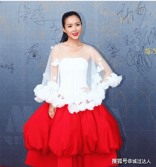 身材 “北影校花”颜丹晨好迷人 抹胸穿出礼服感 “几何”腿好惊艳