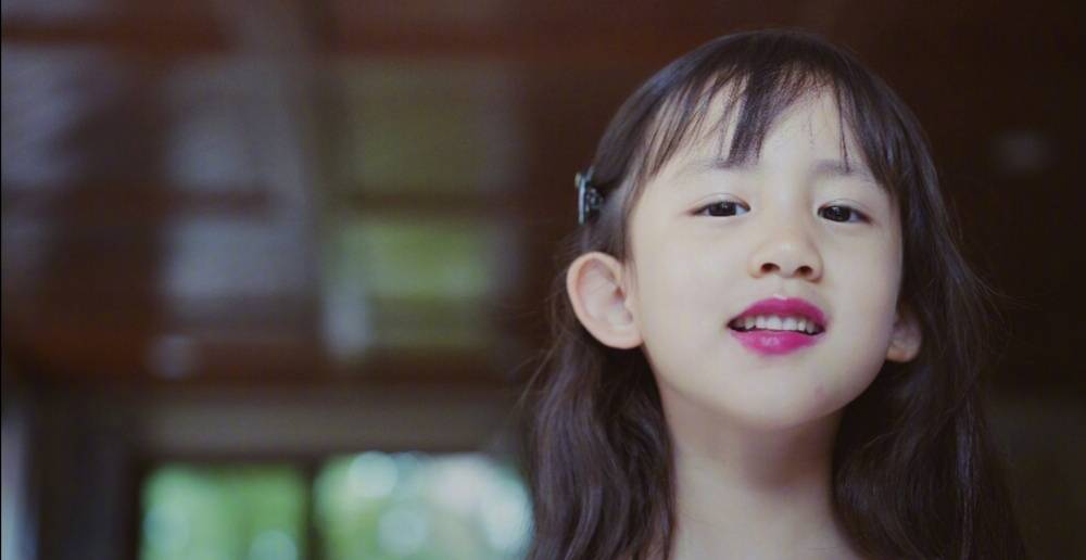 原创黄磊二女儿白裙配红唇6岁气质赶超多多剪空气刘海像极林允儿