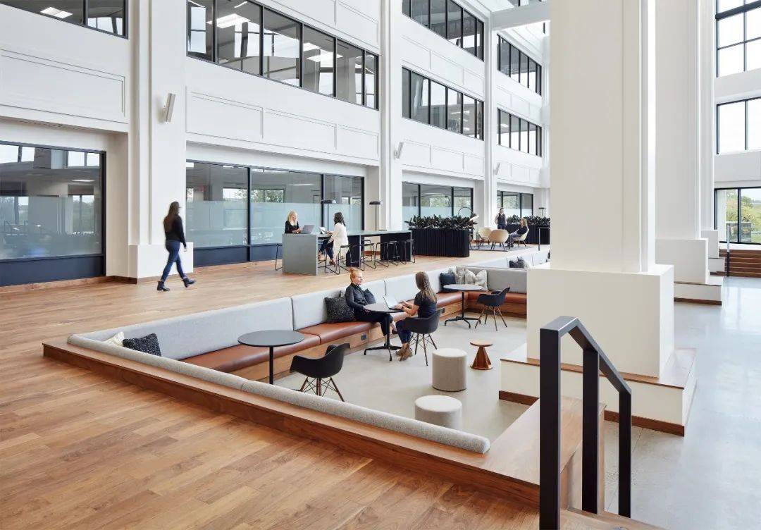 开放式办公室装修设计非常有利于团队之间的沟通与协调.