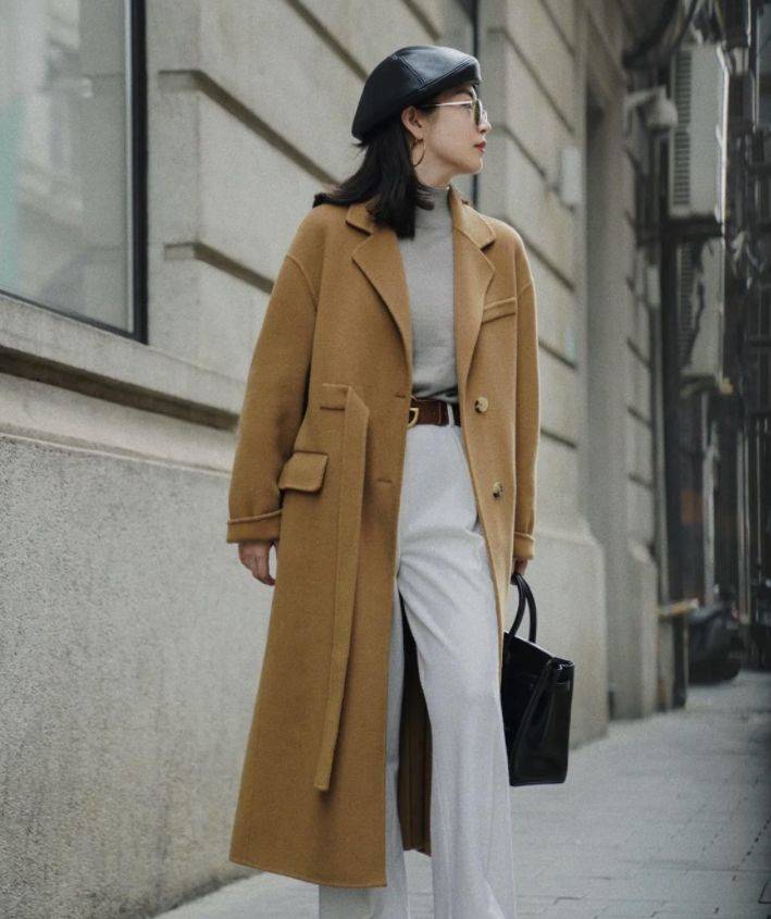 小白 怪不得中年女人不穿小黑裤了,今年流行“小白裤”,高级更显气质