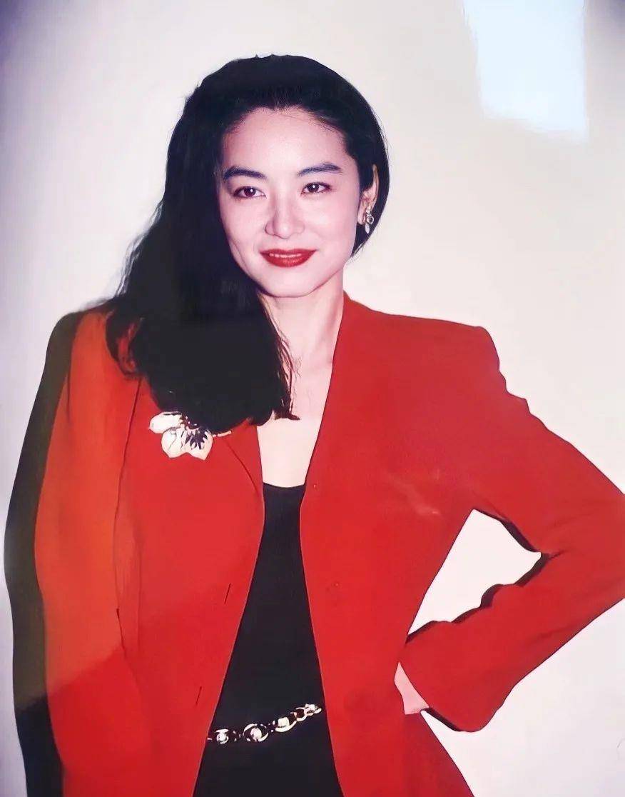 黑发95小花一出道就“碰瓷”张柏芝，她凭啥成为新一代内娱颜霸？！