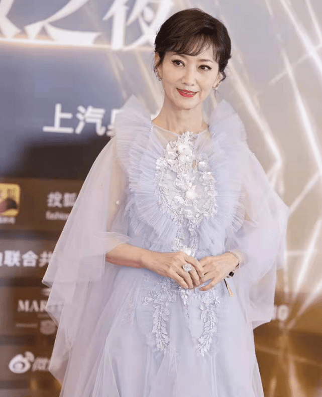 仙女68岁赵雅芝红毯生图暴露老态！穿紫色纱裙戴大钻戒，优雅刻在骨子里
