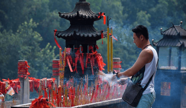 去寺庙烧香拜佛,这五个禁忌不要忘,早知道不吃亏!_佛祖_人们_佛教