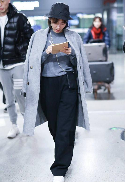 身材 32岁张嘉倪厉害了,宽衣配宽裤也显苗条,7千的行李箱都不起眼了