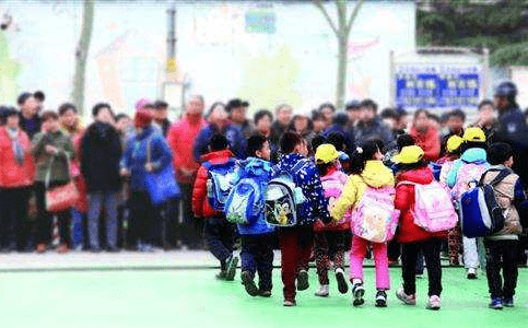 家长|小学入学年龄有变动，6周岁不再是“金标准”，家长表示喜忧参半