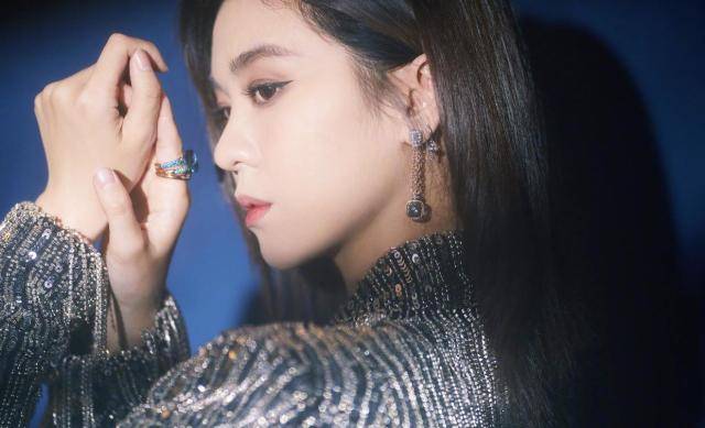 因为 郁可唯越来越有女人味，长头发搭配亮片西服，大长腿实力太吸睛