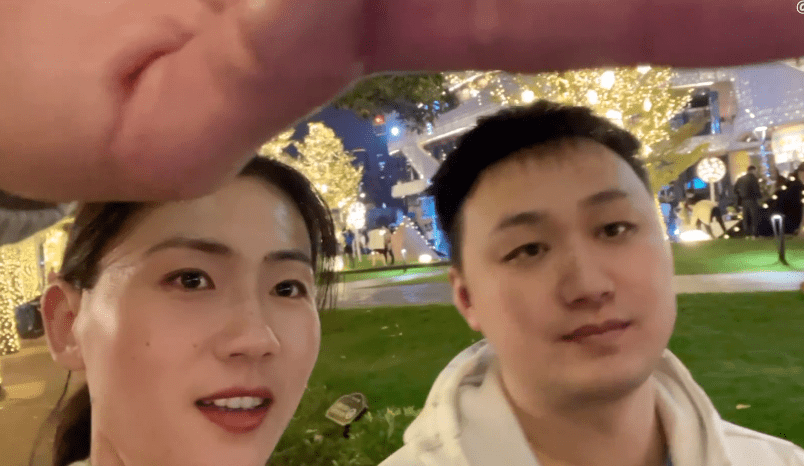 张琳|中国世界冠军夫妻庆祝圣诞！游泳冠军“耍宝”，沙排一姐笑得开心