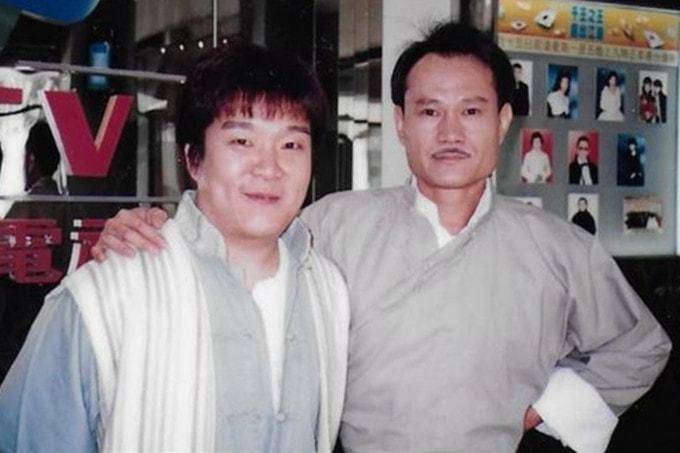林正英师弟现身游艇俱乐部,被2人服侍太享受,移居内地生活滋润_钟发仍_众人_万梓良