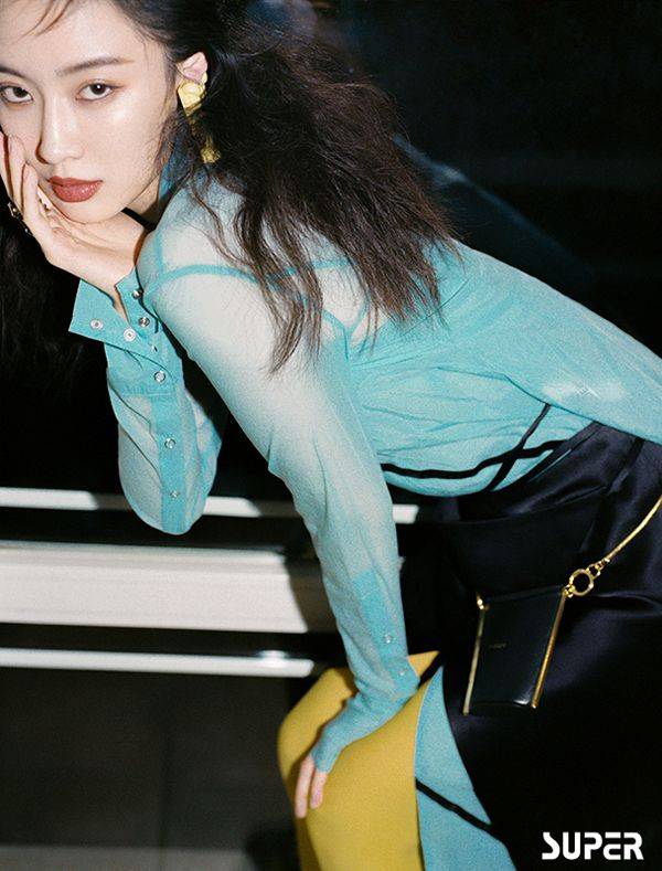 出圈|孙佳雨《对手》频频出圈 最新杂志大片演绎色彩美学