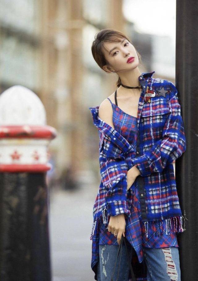 颜色 金晨用叠加穿搭技巧,搭配上摩卡波波头减龄时髦,蚂蚁腰真吸睛