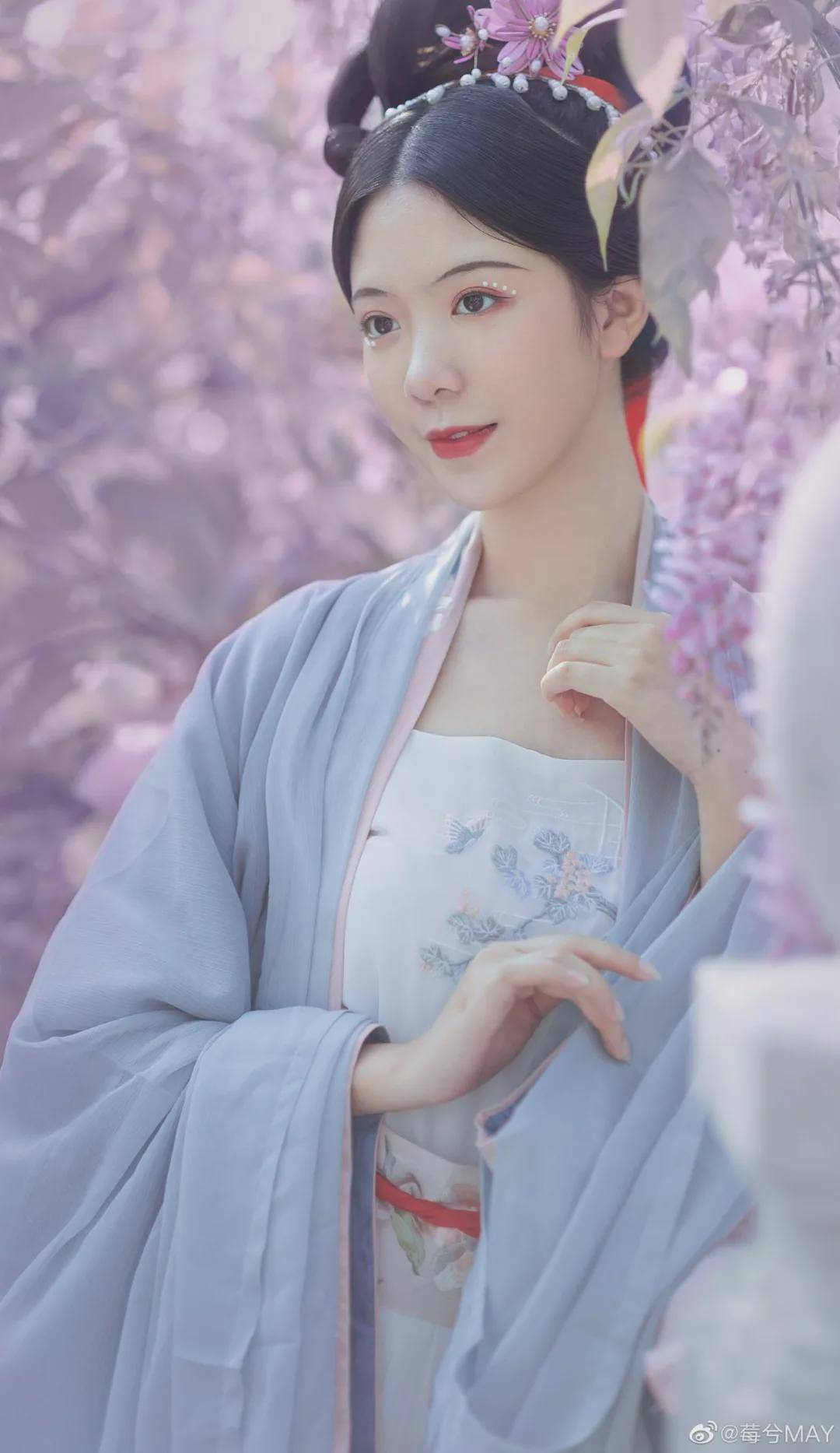 花蔓 汉服小仙女：紫藤挂云木，花蔓宜阳春