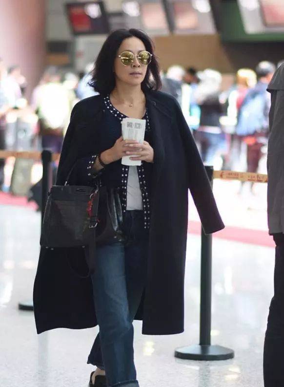 感觉 刘嘉玲素颜现身机场，再加上这大妈短发，就是个普通老人！