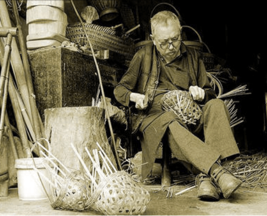 师傅用竹子编织成老百姓的日常用具,比如:提篮,箩筐,背篓等,这些用