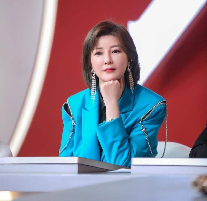 杜华说容祖儿长得像吴宣仪所以给高分,被反黑站挂黑_舞台_姐姐_安又琪