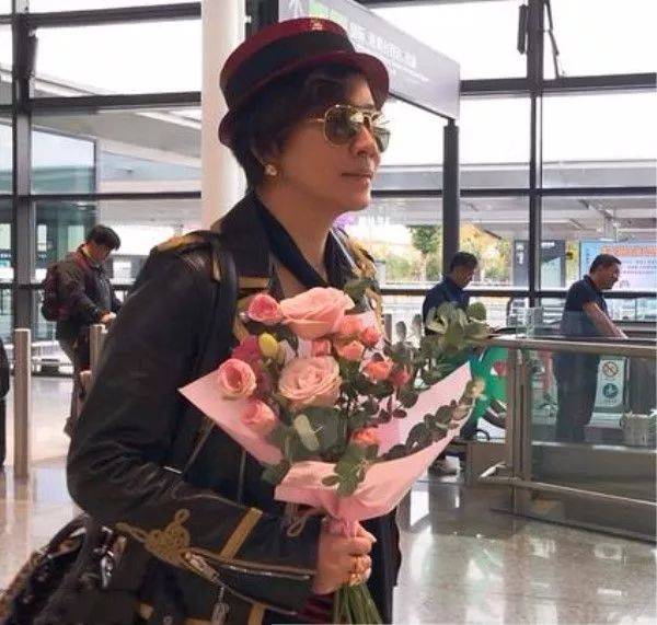 感觉 刘嘉玲素颜现身机场，再加上这大妈短发，就是个普通老人！