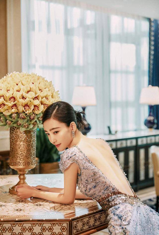 设计 王丽坤美得不可方物,穿蓝色渐变连衣裙像美人鱼,好身材一览无遗