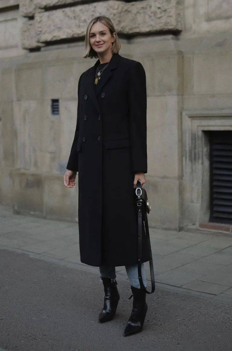 显高 “小白鞋”失宠了！现在流行“裤子＋短靴”，时髦又显高！