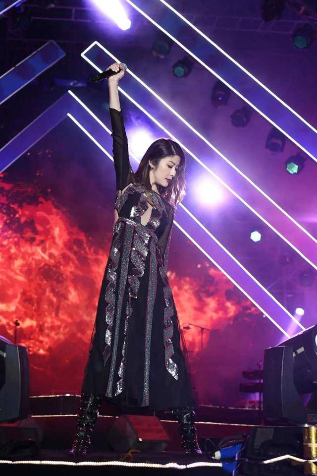 视觉 陈慧琳够奔放，“裤子不穿”套着透明打底就亮相，46岁真招摇！