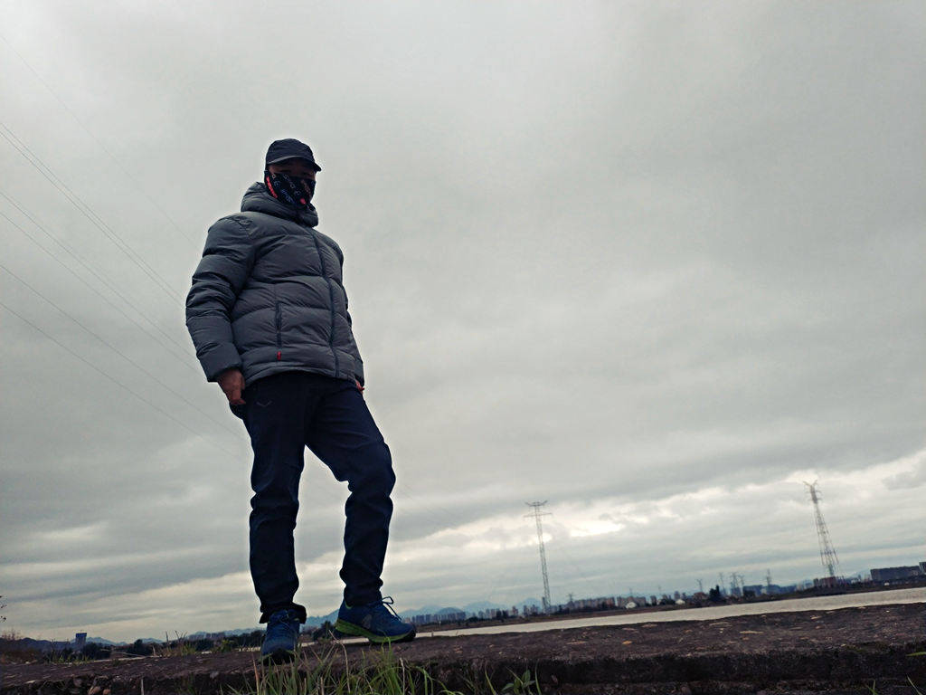 天气 降温了，我得穿这款保暖舒适的黑冰T1203羽绒服