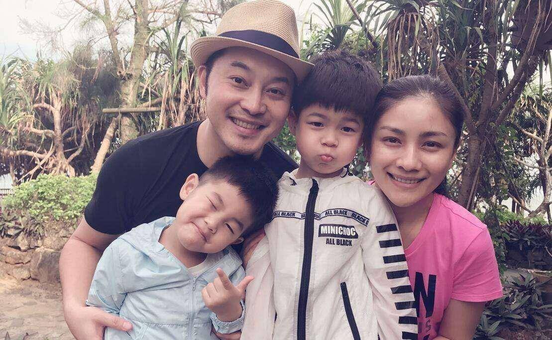 什么|明星捞金太容易了！带娃上完节目带妈上，老妈不愿露脸“借”妈上