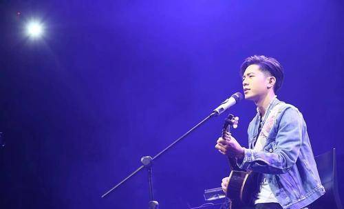 名字|《好声音》第二期,尹毓恪够大牌了,可后面还有两位学员更大牌