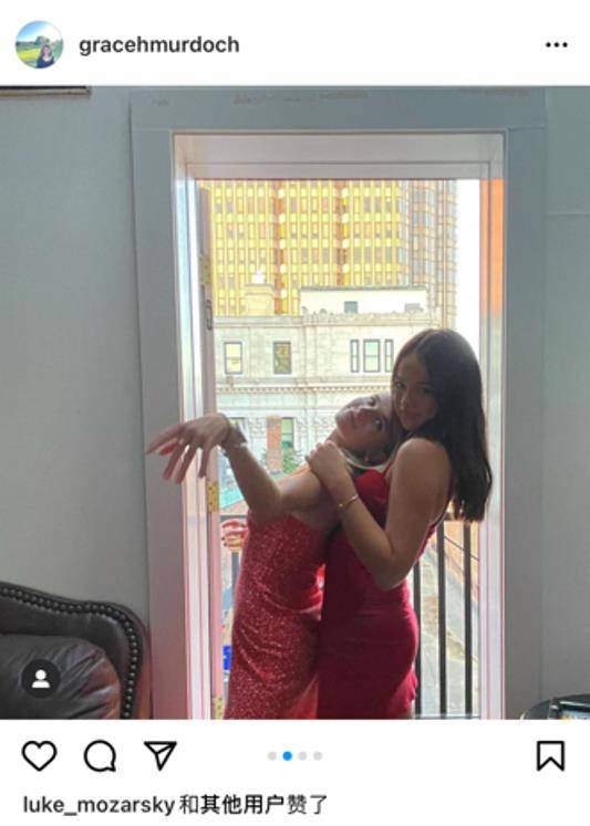 好身材 邓文迪大女儿近照罕曝光！穿红色紧身裙小腿粗壮，过马路不等绿灯