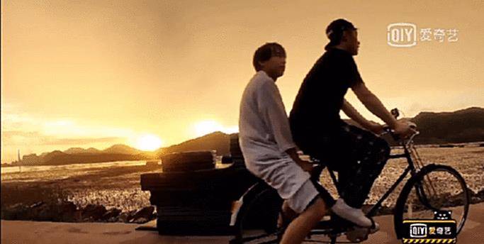 邓超|邓超陈赫刘昊然挑战轮滑上坡秒变“螃蟹”？