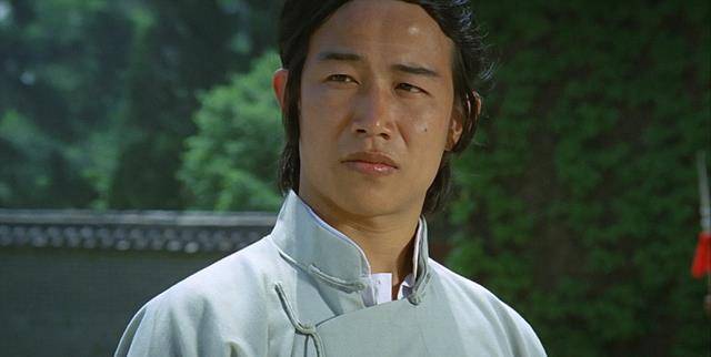 周星驰|洪金宝给他当配，成龙当替身，地位直逼李小龙，周星驰都请不动