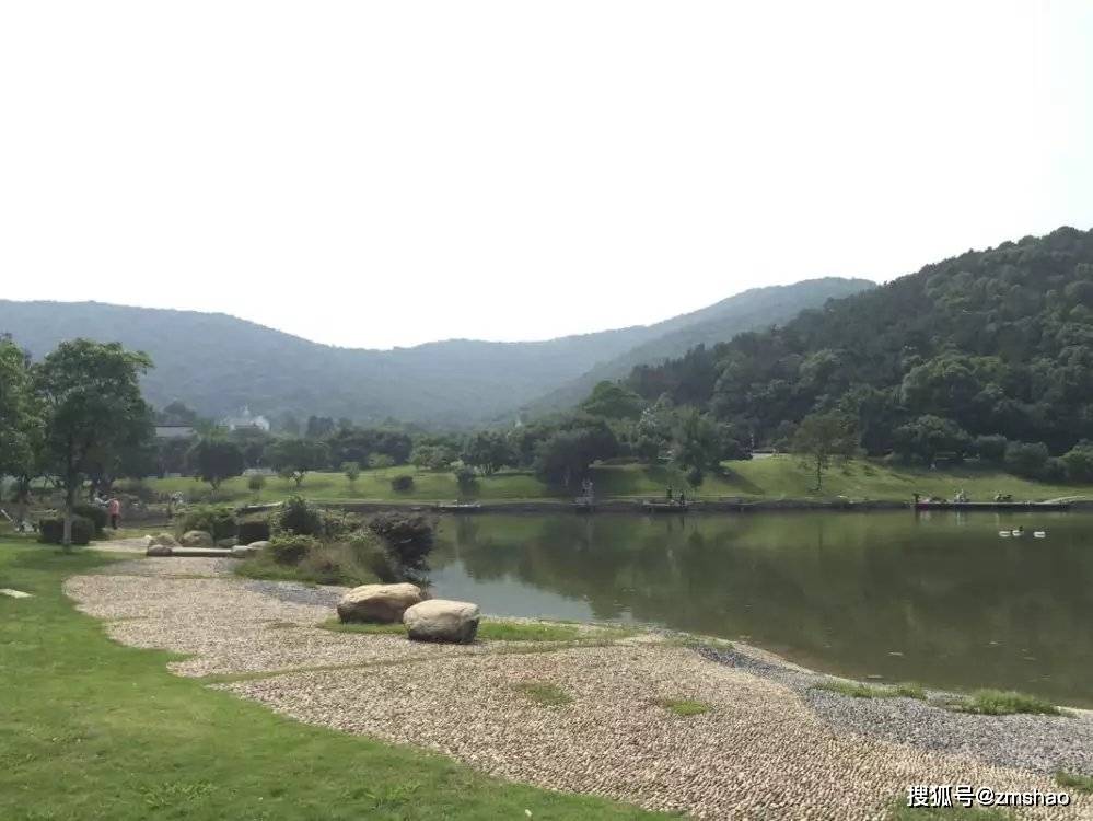 惠二山,映山湖将两山相联结,这里惠山逶迤,此外园林中锡山明媚,树木