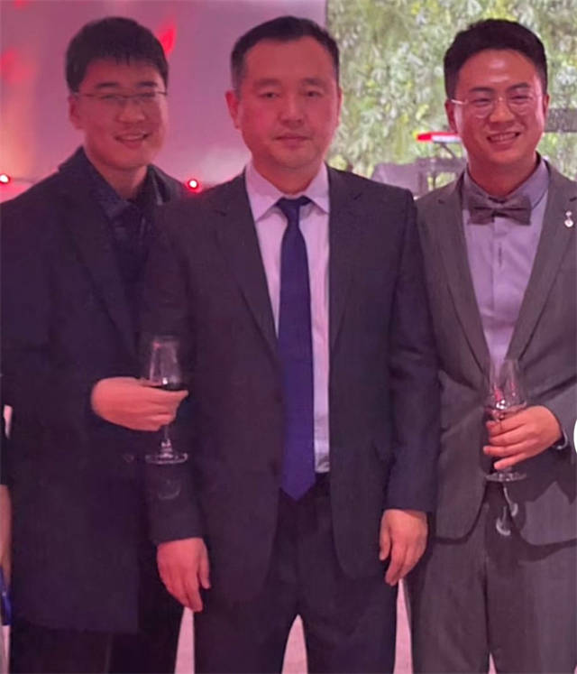 日子|孔令辉闹笑话！被嘉宾围着合影表情僵硬，球迷调侃：被绑了眨眨眼