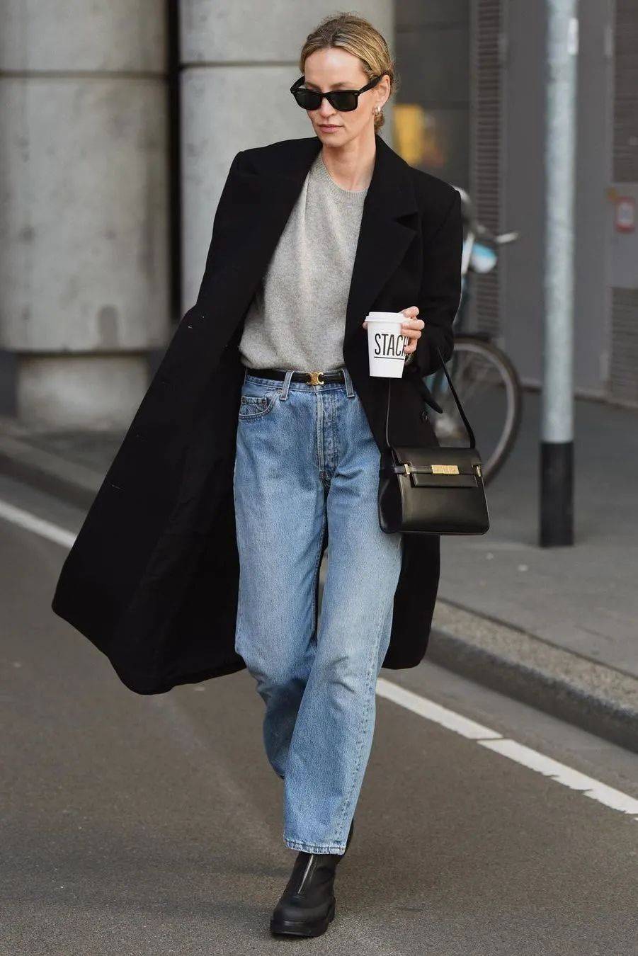 显高 “小白鞋”失宠了！现在流行“裤子＋短靴”，时髦又显高！