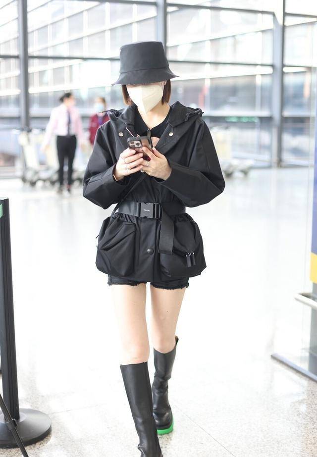 仙鹤 佘诗曼明明快50了，穿风衣配短裤减龄又洋气，“仙鹤腿”让人羡慕