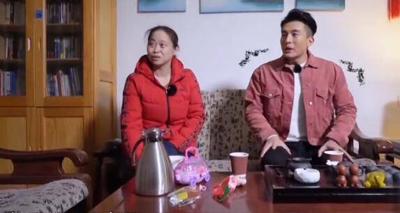 节目组|孙艺洲到素人家里吃饭 三块大排吃了俩 女主人实在没忍住制止他了