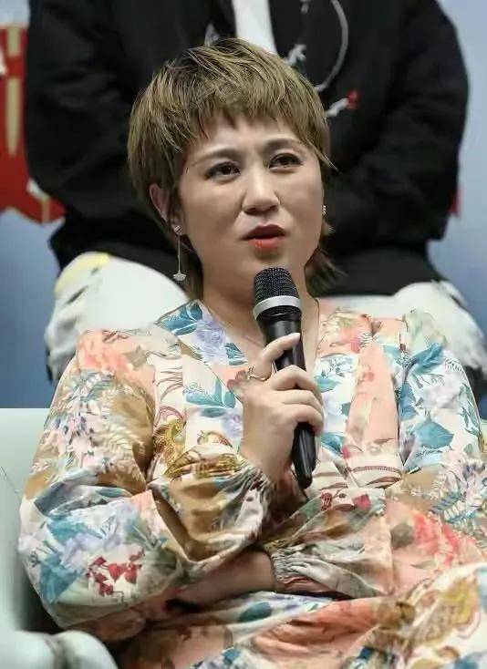 马丽 39岁马丽怎么老这么快！难逃中年发福胖太多，穿碎花裙有大妈感