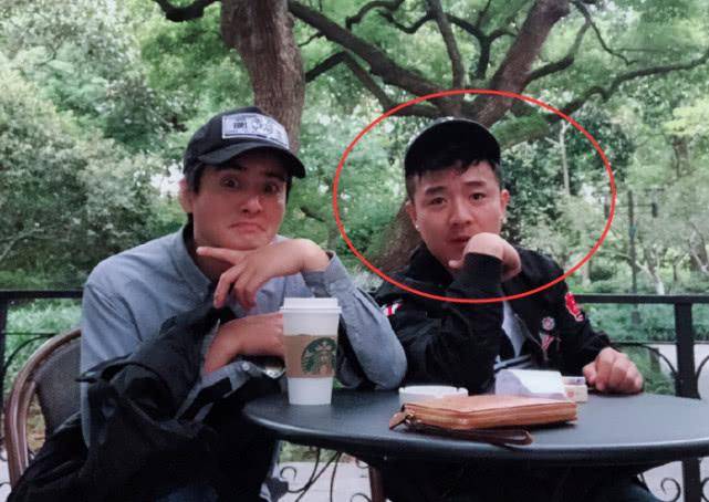 因为|选手曝当年夜闯德云社拜郭德纲，被扭送公安局！老郭回应令人动容